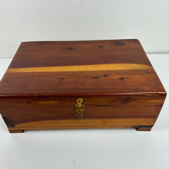 Vintage miniature cedar wood chest/hope chest/jewelry box-EUC - Picture 2 of 15
